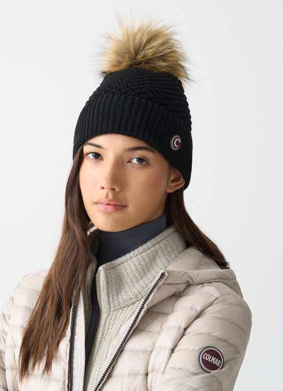 Unisex hat with faux fur pom-pom