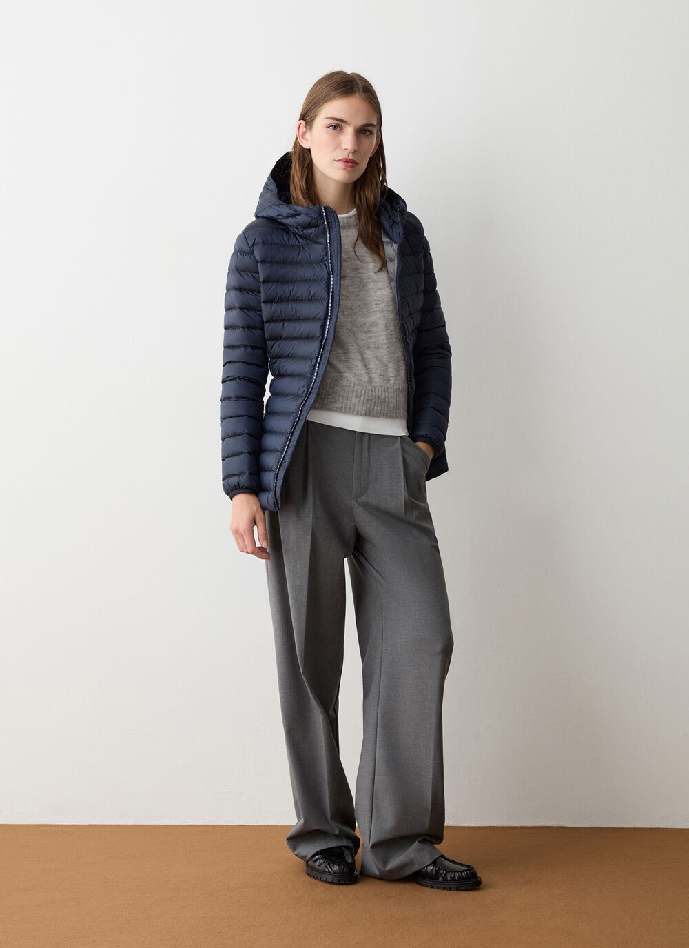 Taillierte Daunenjacke mit Kapuze image number 1