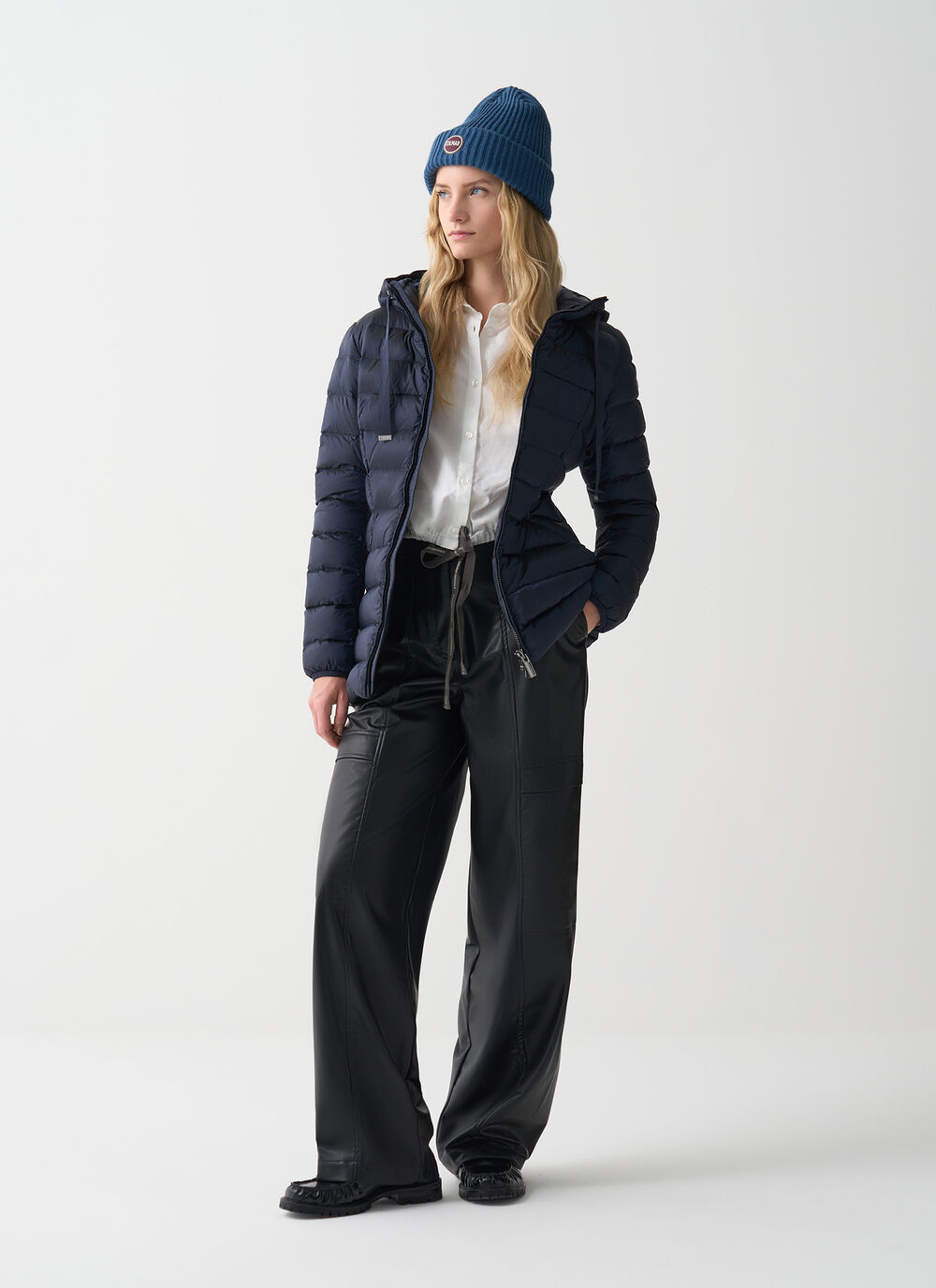 Piumino sciancrato con cappuccio image number 0