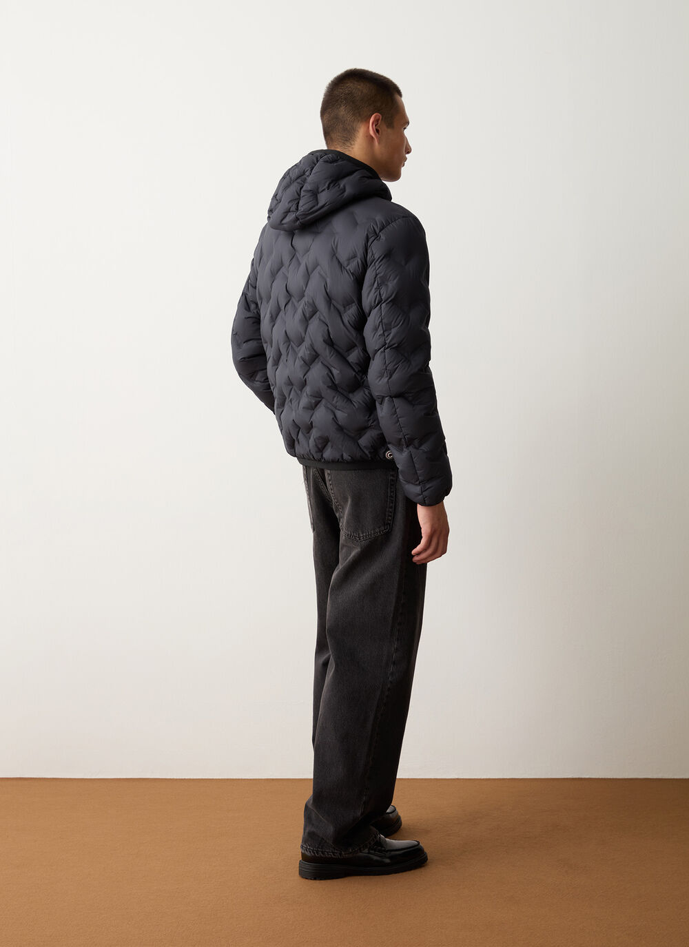 Short down jacket with seamless design image number 3