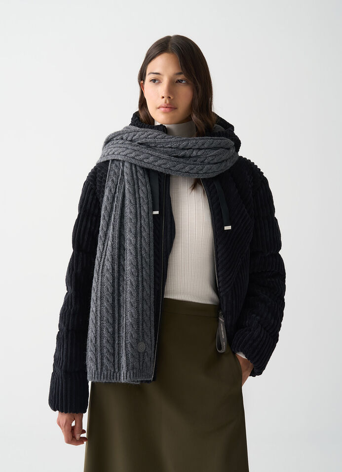 Unisex cable-knit scarf image number 1