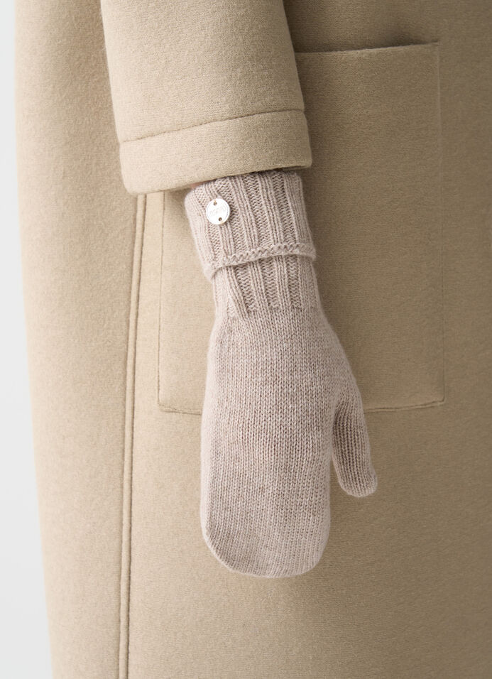 Mittens with cuffs image number 0