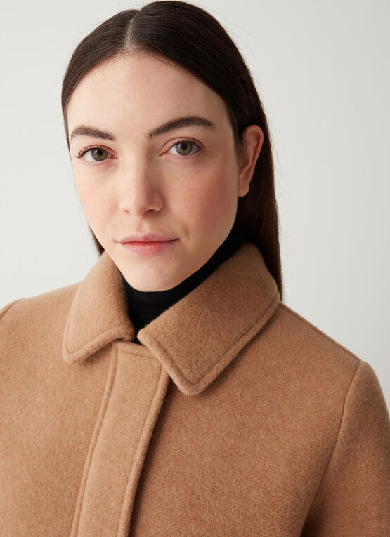 Coat with shirt collar in wool cloth.