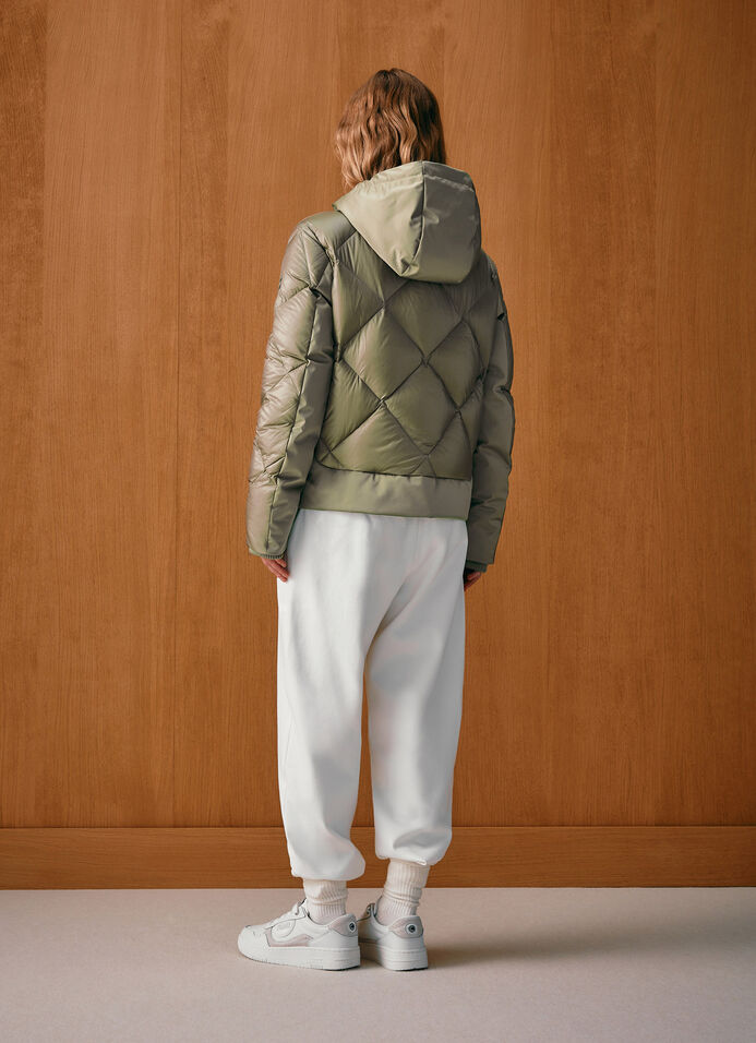Down jacket with lateral side zip closure. image number 3