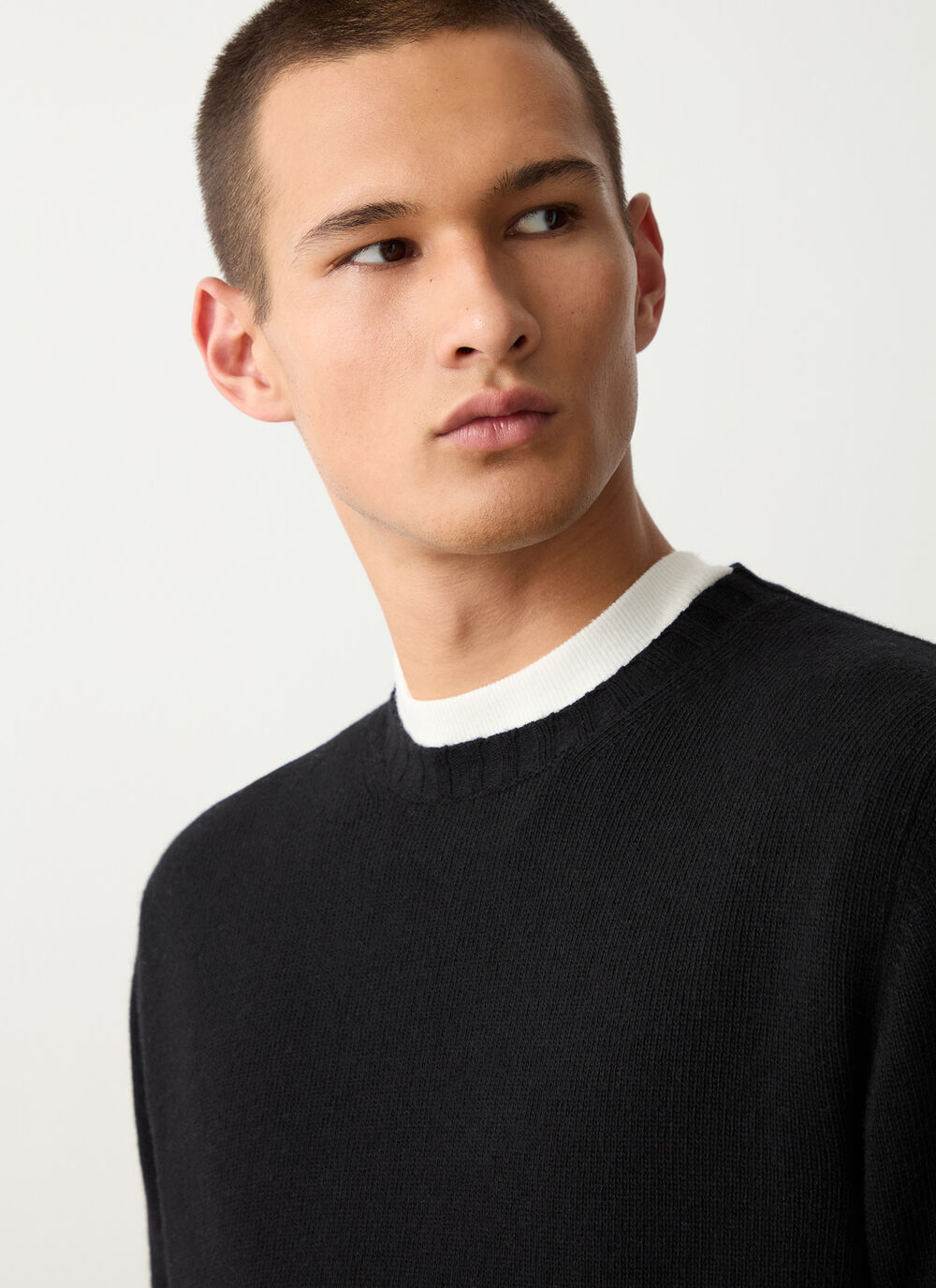 Crew-neck cashmere-blend pullover image number 2