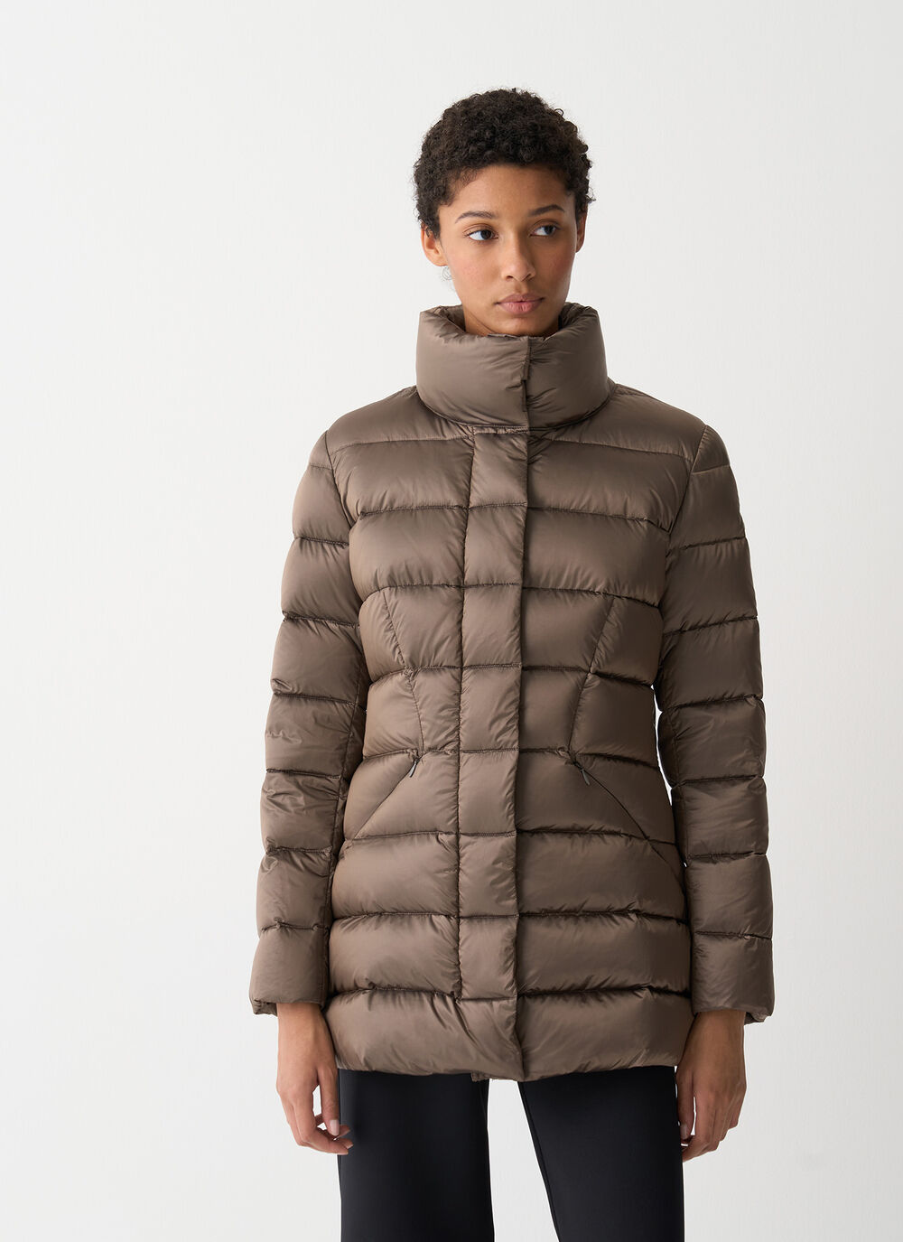 Lange, taillierte Daunenjacke image number 1