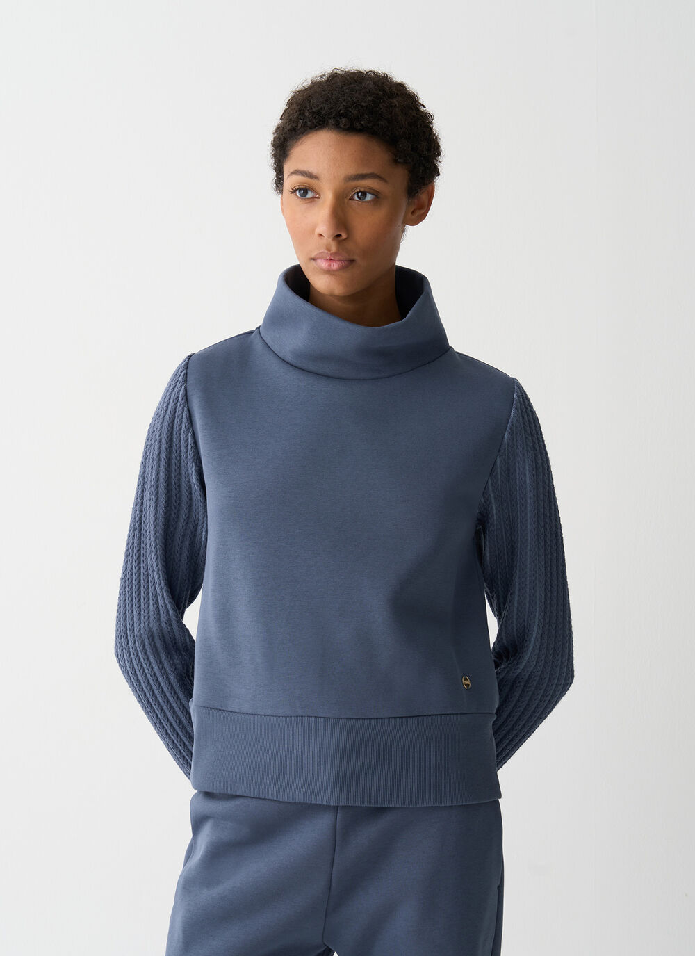 Sweatshirt with cable-knit sleeves image number 1