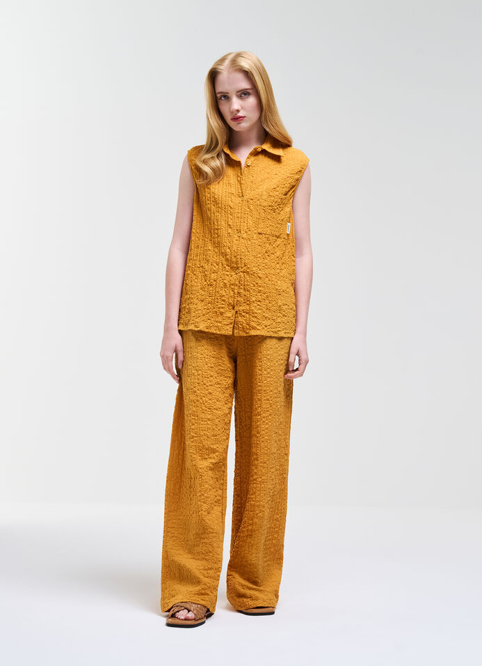 Sleeveless shirt in crinkled fabric