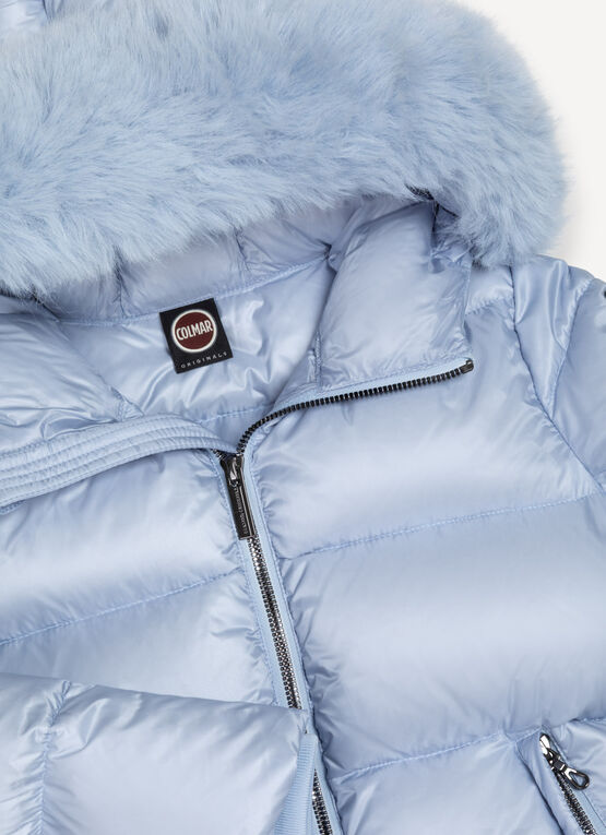 Glänzende Daunenjacke mit Kunstpelz