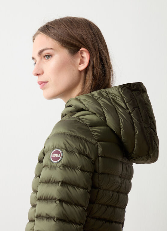 Taillierte Daunenjacke mit Kapuze