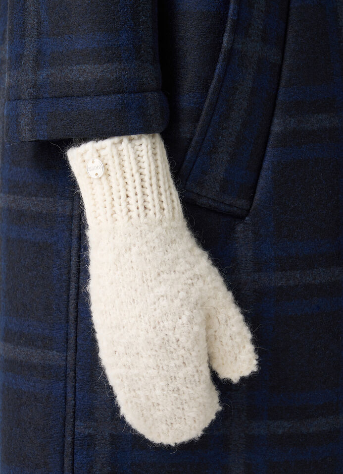 Bouclé yarn mittens image number 0