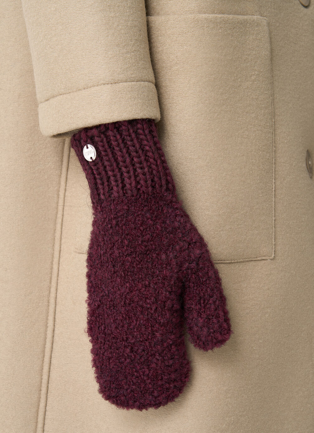 Boucl&eacute; yarn mittens image number 0