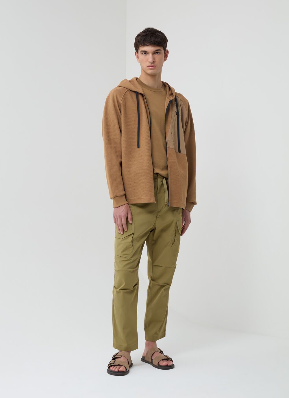 Sweatjacke mit diagonaler Tasche aus Nylon image number 1