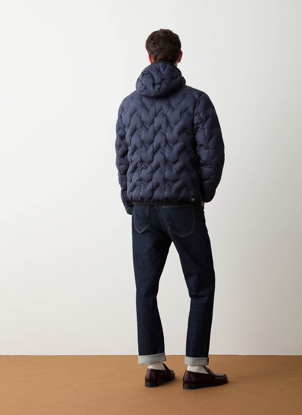 Short down jacket with seamless design image number 3