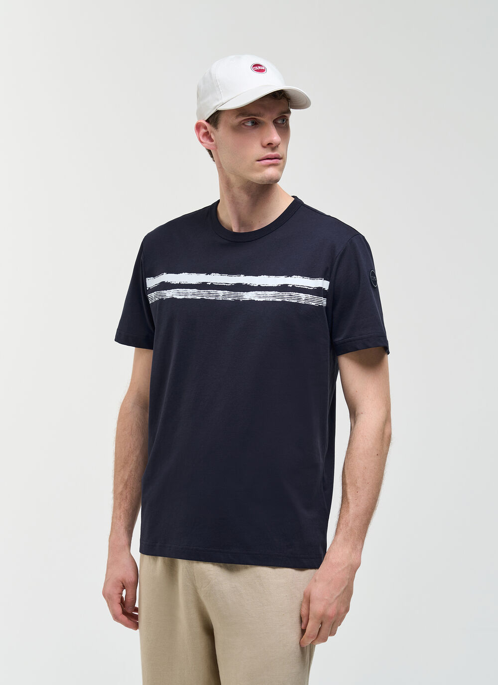 Camiseta con gr&aacute;fico en el pecho image number 0