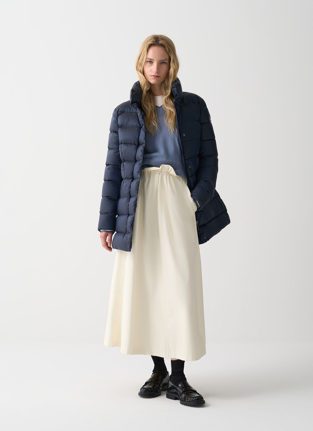 Lange, taillierte Daunenjacke image number 0