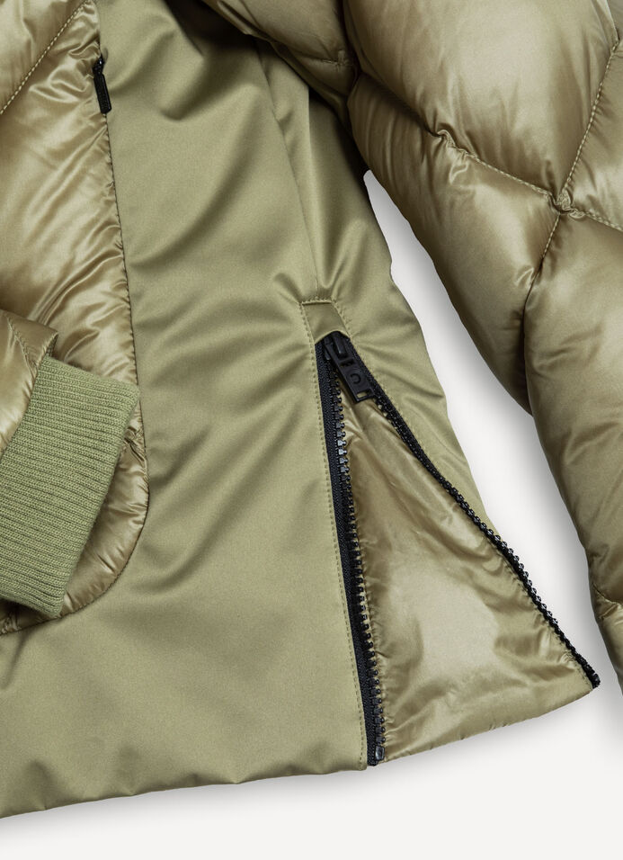 Down jacket with lateral side zip closure. image number 6