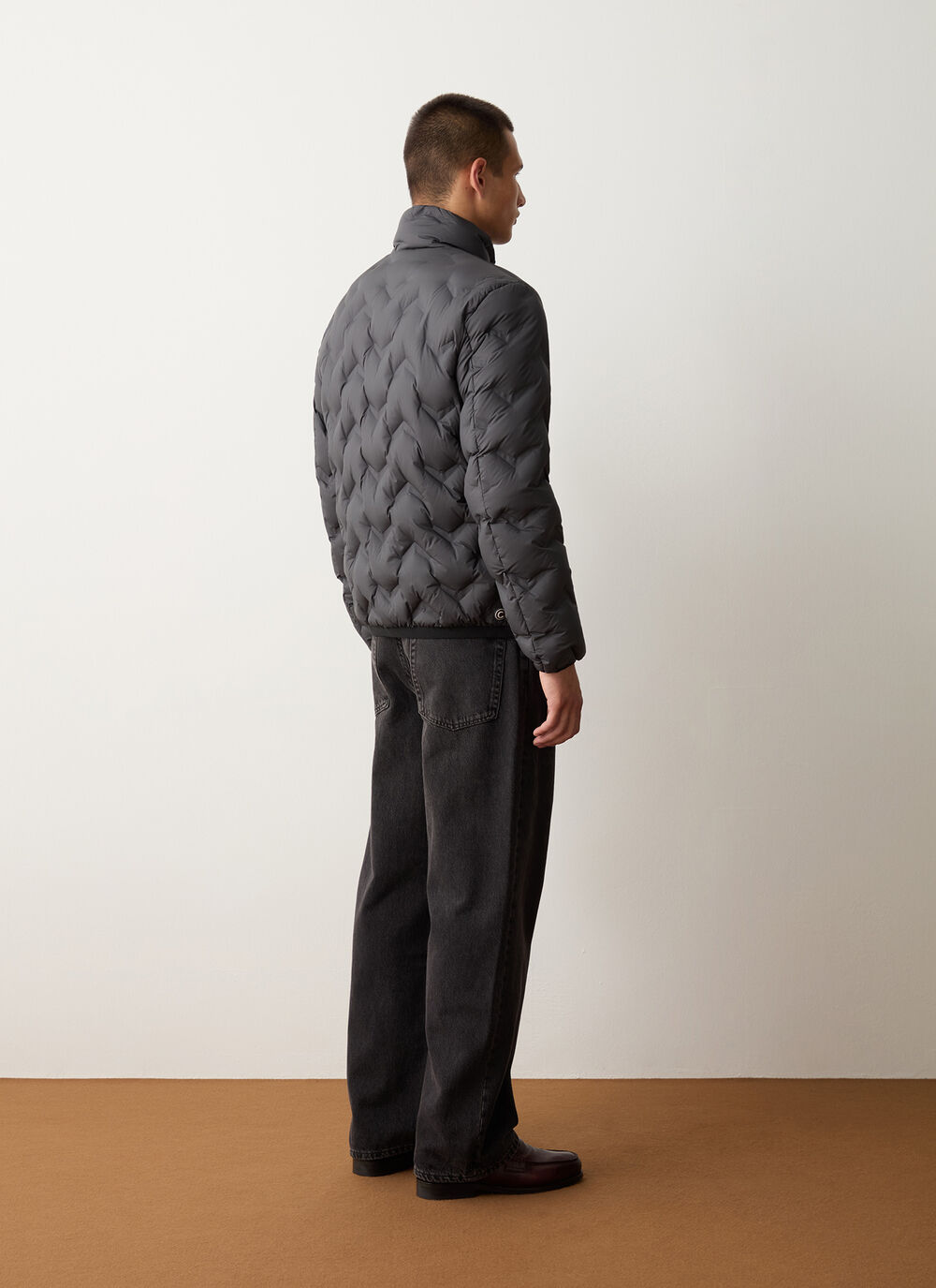 Short down jacket with seamless design  image number 3