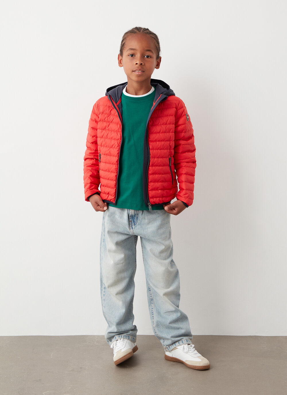 Kurze Daunenjacke mit Kapuze image number 0