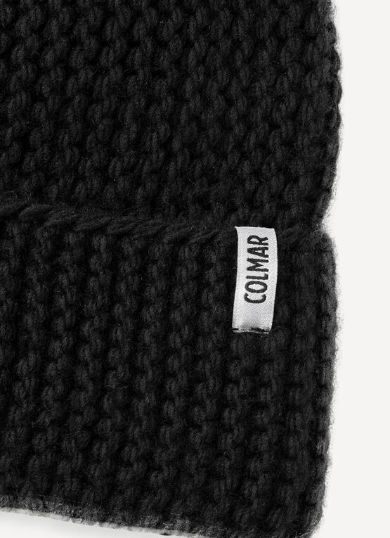 Women's hat with faux fur pom-pom