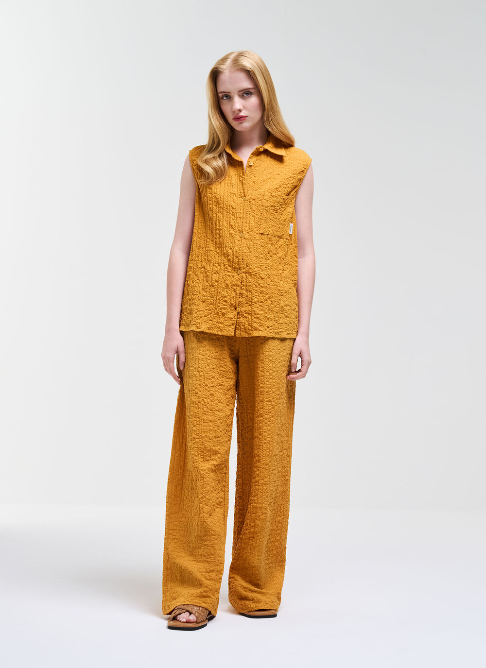 Sleeveless shirt in crinkled fabric image number 1