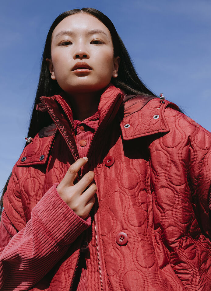 Lightweight teardrop-quilted cape image number 7