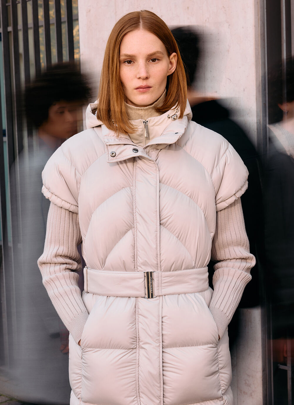 Short sleeve down jacket with belt image number 7