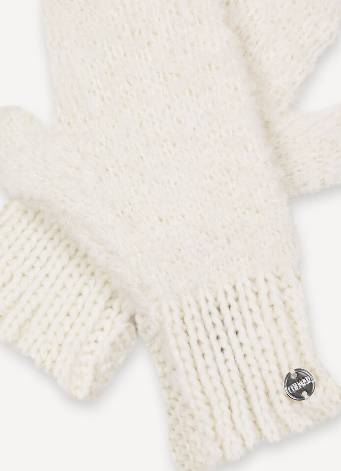 Bouclé yarn mittens image number 2