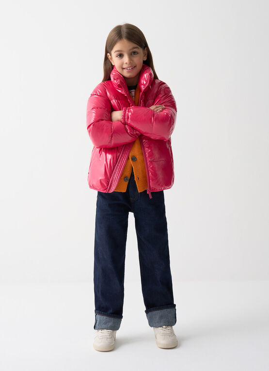 Glänzende Daunenjacke mit hohem Kragen