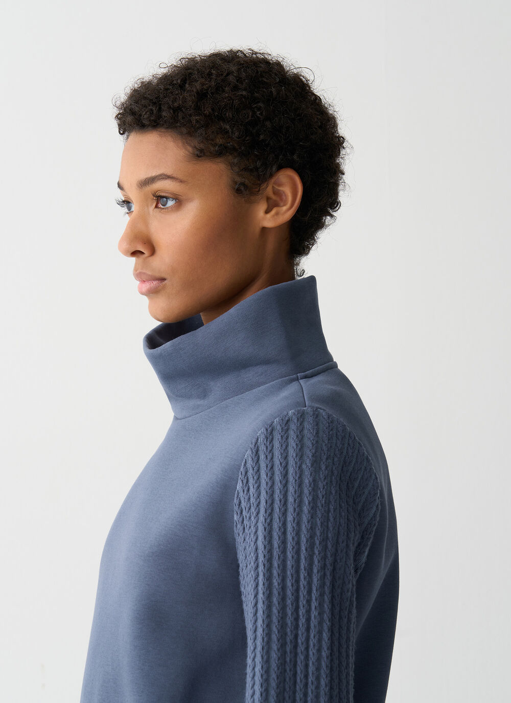 Sweatshirt with cable-knit sleeves image number 2