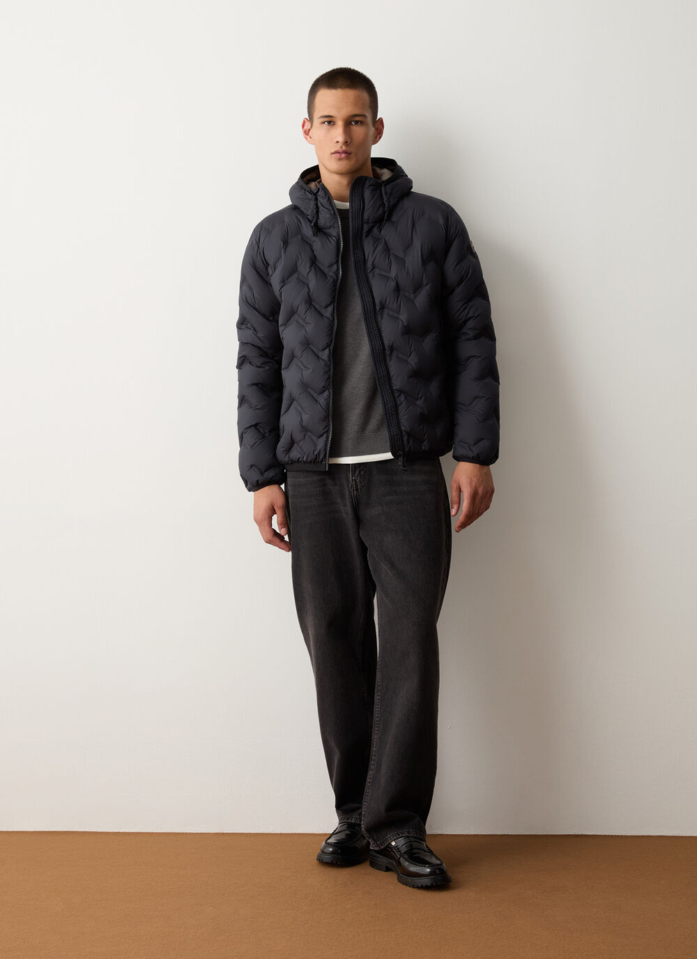 Short down jacket with seamless design image number 2