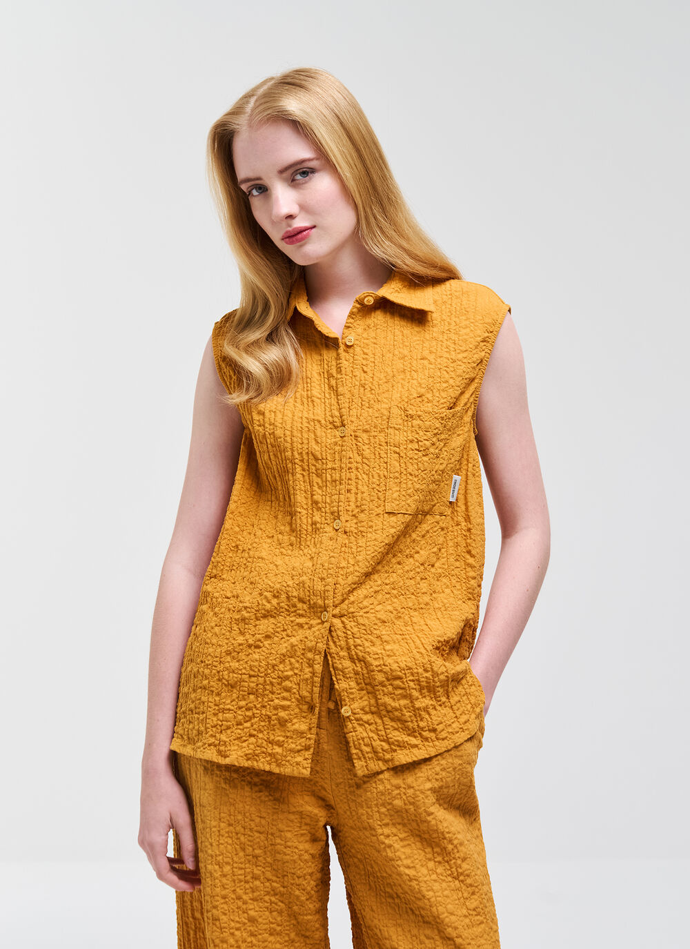 Sleeveless shirt in crinkled fabric image number 0