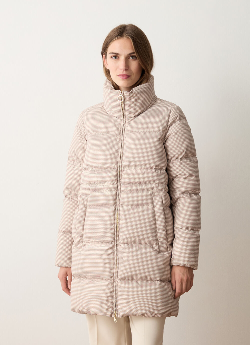 Houndstooth-print down jacket with high collar image number 0