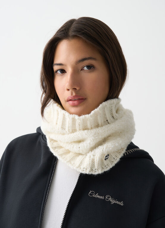 Bouclé yarn neck warmer