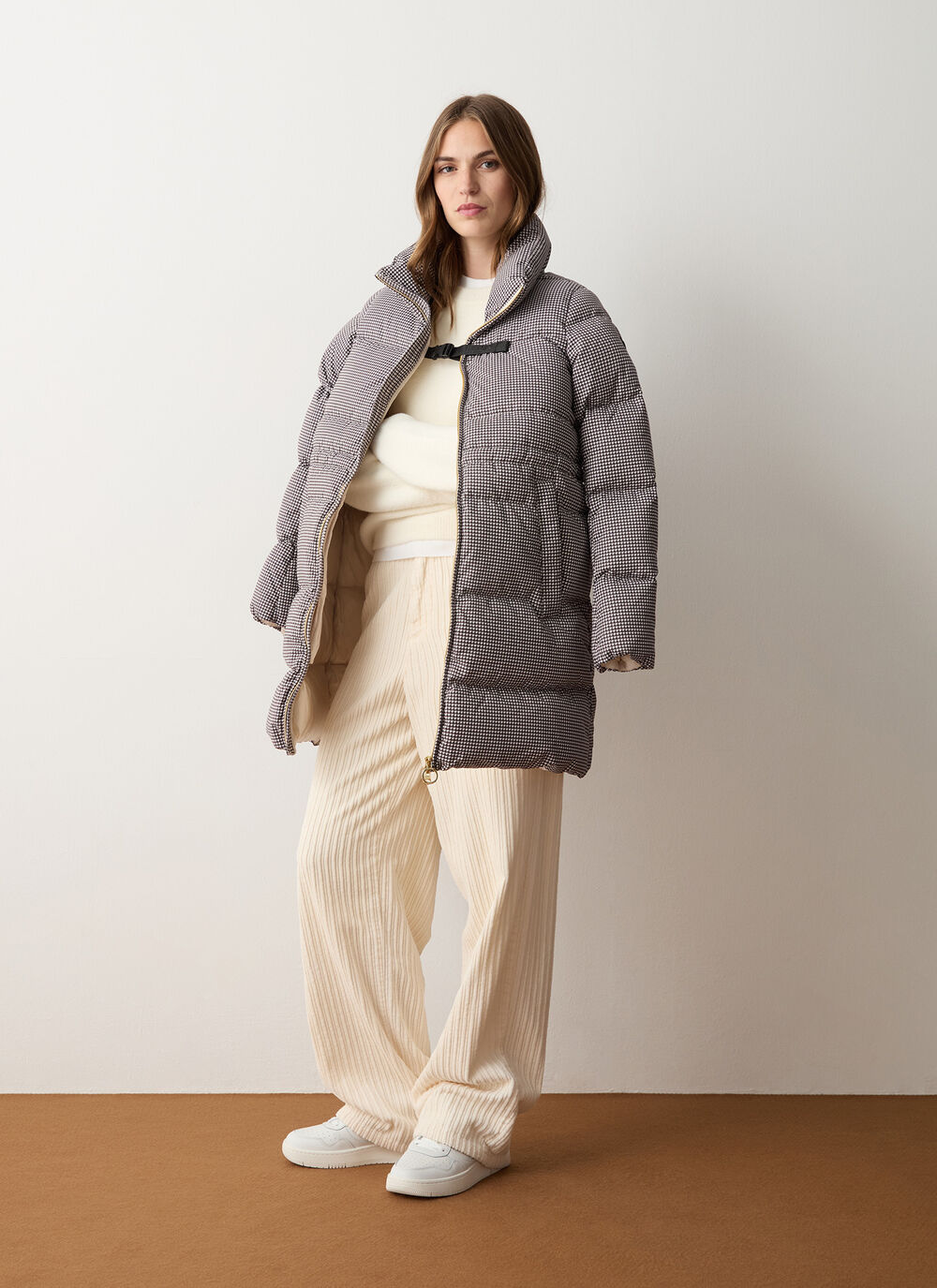 Houndstooth-print down jacket with high collar image number 0